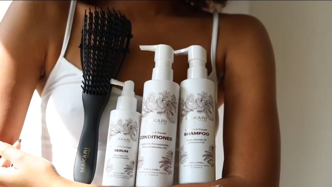 Coffret de soins capillaires Makari comprenant shampoing, après-shampoing, sérum et brosse à cheveux